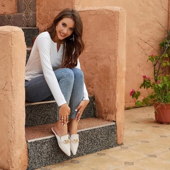 ❤️Easy Smile- White Mules with Gold Chain Size 7 - Picture 8 of 8